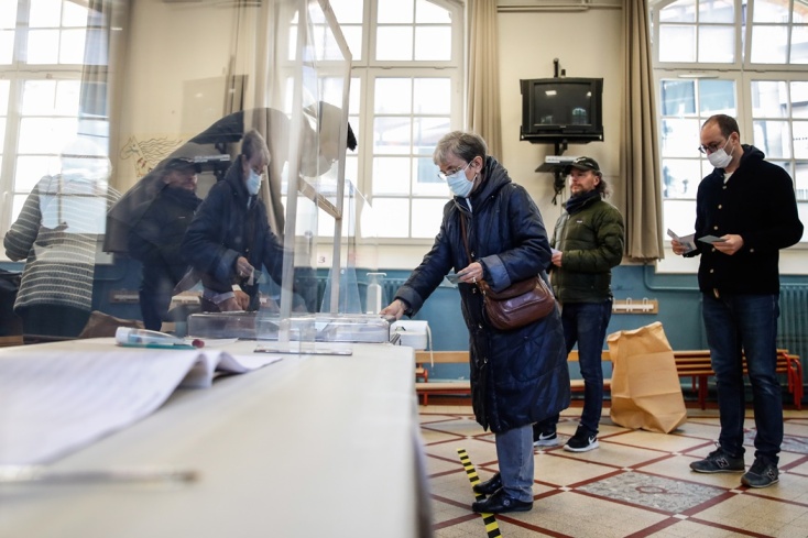 Στιγμιότυπο από εκλογικό κέντρο στη Γαλλία - Σήμερα οι Προεδρικές Εκλογές στη Γαλλία