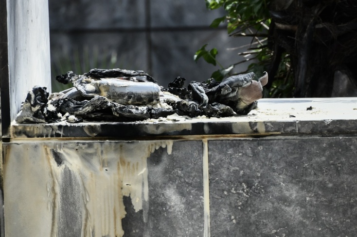 Φωτιά σε τσάντα στα σκαλιά έξω από τον Άρειο Πάγο