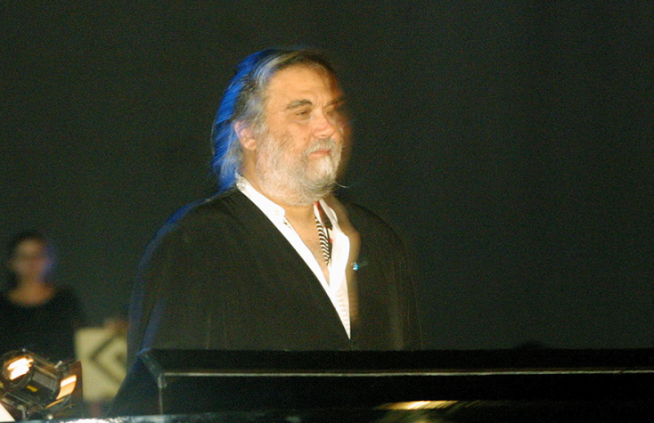 Βαγγέλης Παπαθανασίου - Vangelis: Στιγμιότυπο από τη συναυλία στις Στήλες του Ολυμπίου Διός - Παγκόσμια παρουσίαση του έργου «Μυθωδία»