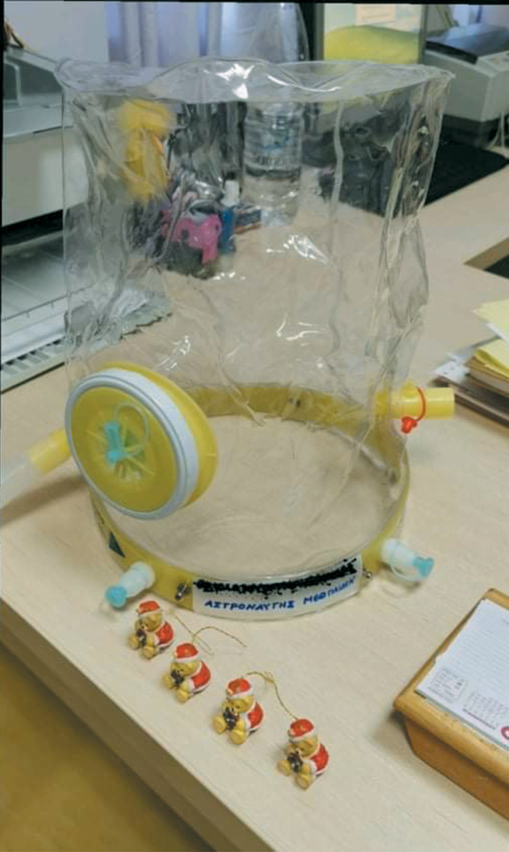 «Αστροναύτης της ΜΕΘ»: Το δώρο των γιατρών στον 8χρονο που νοσηλεύτηκε με κορωνοιό στη ΜΕΘ του Ρίου