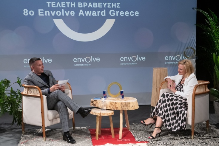 Ο Jimmy Αθανασόπουλος, Πρόεδρος του Envolve Entrepreneurship και κεντρικός παρουσιαστής της βραδιάς απονομής συνομιλεί με τη Μυλαίδη Στούμπου, Regional Manager της Microsoft