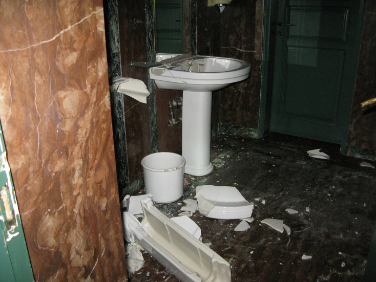 Σπασμένα είδη υγιεινής στο Ωδείο Athenaeum μετά τους βανδαλισμούς αγνώστων