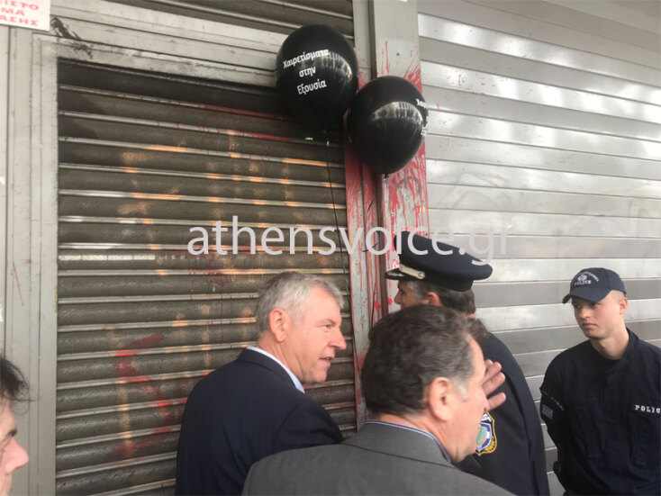 Μέλη της ΠΟΕΔΗΝ έξω από το Υπουργείο Εργασίας/