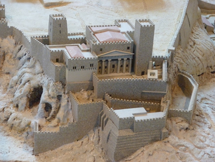 Πρόπλασμα των Προπυλαίων της Ακρόπολης των Αθηνών όπως αυτά είχαν μετατραπεί σε Δουκικό Μέγαρο, στα τέλη του 14ου αιώνα.