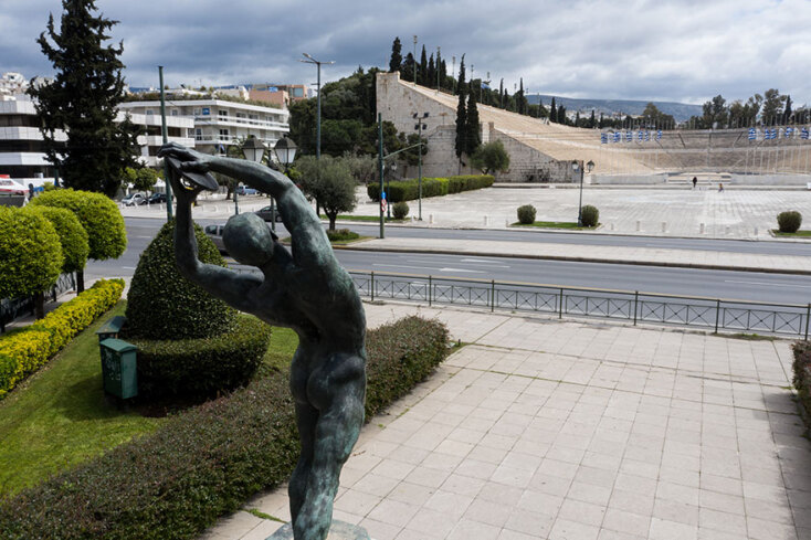 Απαγόρευση κυκλοφορίας: Ο «Δισκοβόλος» με φόντο την άδεια λεωφόρο Βασιλέως Κωνσταντίνου