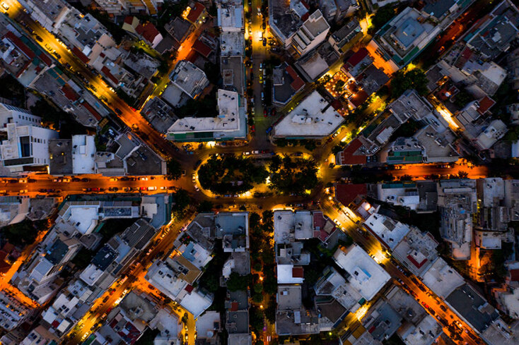 Εντυπωσιακή εικόνα από ψηλά της Αθήνας, καθώς ο ήλιος δύει