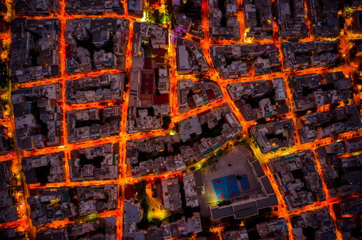 Φωτιά πιάνουν οι δρόμοι της Αθήνας, όταν ο ήλιος δύει