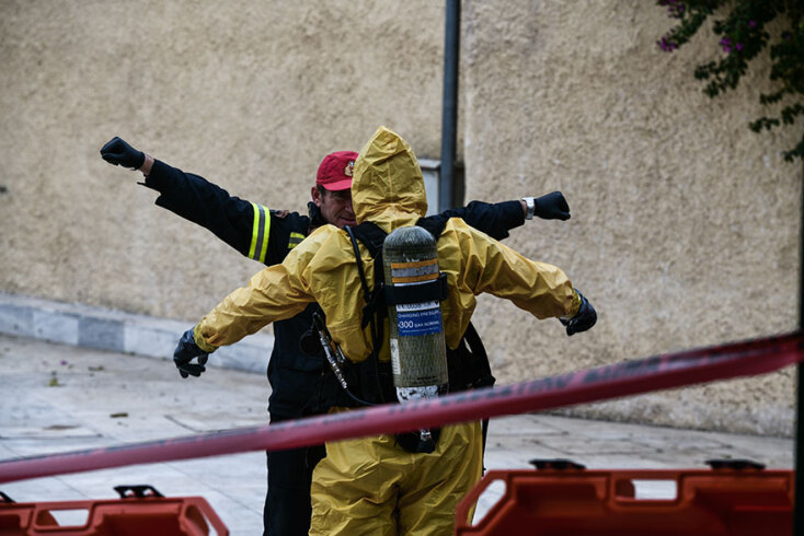 Επιχείρηση της ΕΜΑΚ σε γραφεία στην Αθήνα για να απομακρυνθούν οι ύποπτοι φάκελοι
