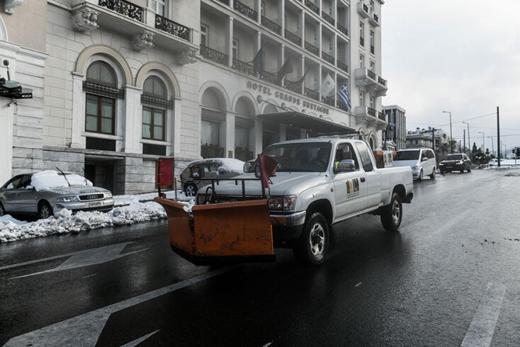 Εκχιονιστικό στην πλατεία Συντάγματος