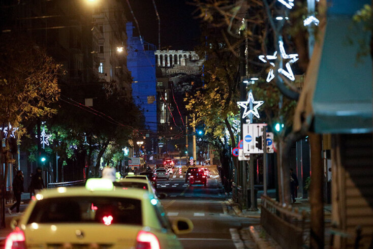 Χριστούγεννα 2020: Τα πρώτα χριστουγεννιάτικα στολίδια σε κεντρικό δρόμο της Αθήνας