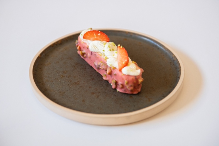 Μπάρα με μους φράουλα και κρέμα με λευκή σοκολάτα και λεμόνι