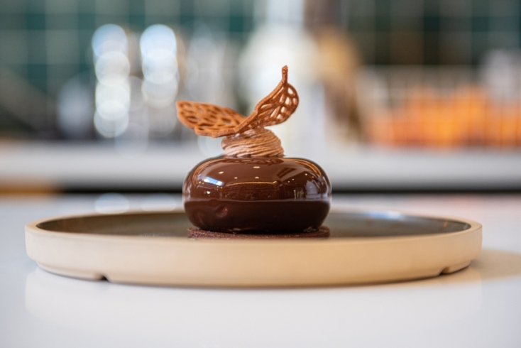 Nαμελάκα με μαύρη σοκολάτα και τόνκα, ανανά και financier με φουντούκι