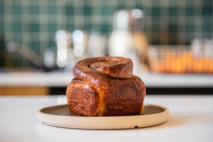 Cinnamon roll με σιρόπι από βότανα