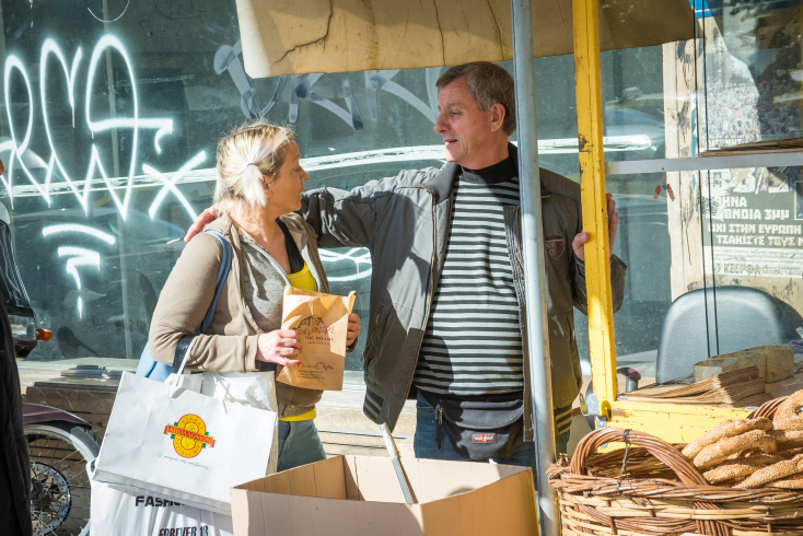 Ο κύριος Πάνος με regular πελάτισσα, ©Θανάσης Καρατζάς 