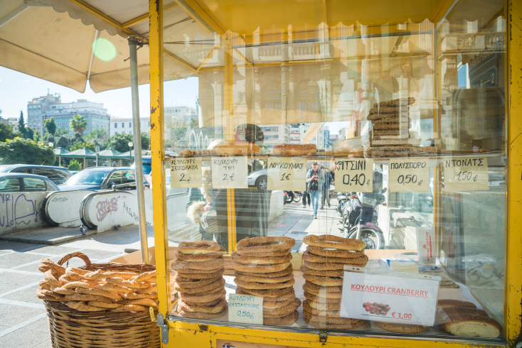Παρασκευαστές και έμποροι κουλουριού ορκίζονται στη διατροφική αξία του σουσαμιού που το πασπαλίζει, ©Θανάσης Καρατζάς 