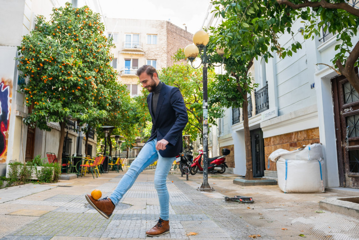 Ο Μάριος Μάντζος κατά τη διάρκεια της φωτογραφίσης με την Athens Voice.