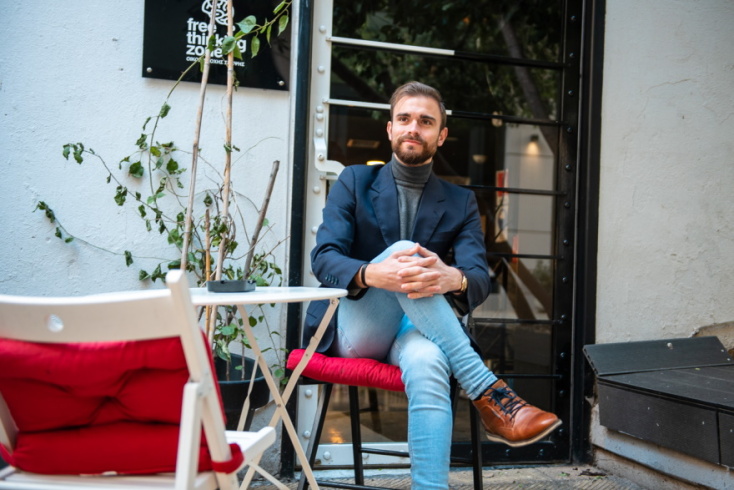 Φωτογραφία του συγγραφέα Μάριου Μάντζου.