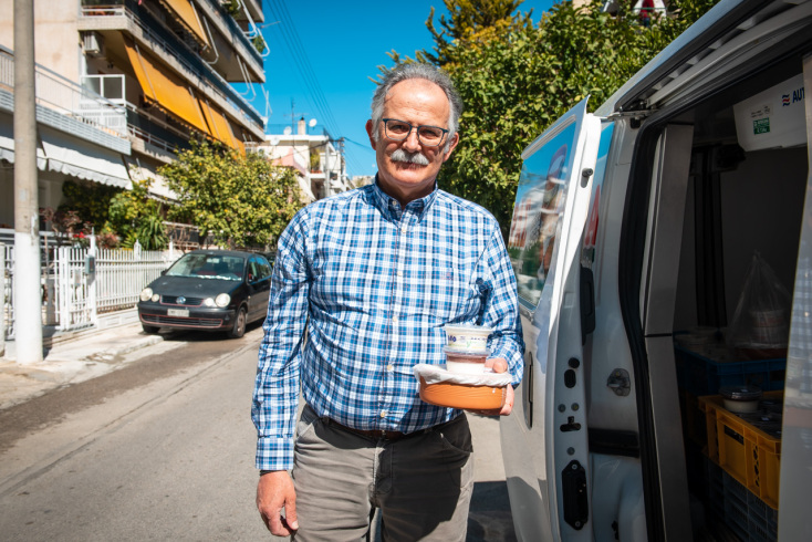  Ο κ. Γιώργος Κρητικός, ένας από τους τελευταίους πλανόδιους γιαουρτάδες της Αθήνας © Θανάσης Καρατζάς
