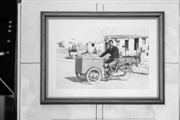 Ο μπάρμπα-Γιάννης κυκλοφορούσε σε Αιγάλεω, Περιστέρι και Κερατσίνι με το ποδήλατο, μετά με το τρίκυκλο που είχε και κασόνι παραδίδοντας κεσέδες με γιαούρτι από πόρτα σε πόρτα. © Θανάσης Καρατζάς