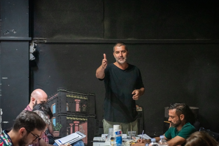 Ο Βασίλης Μπισμπίκης στις πρόβες για τα «Κόκκινα Φανάρια»