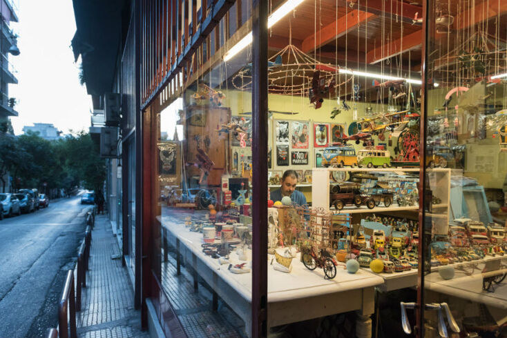 Το παιχνιδάδικο, το παλαιοπωλείο συν δύο νοσταλγικά καταστήματα που αντέχουν