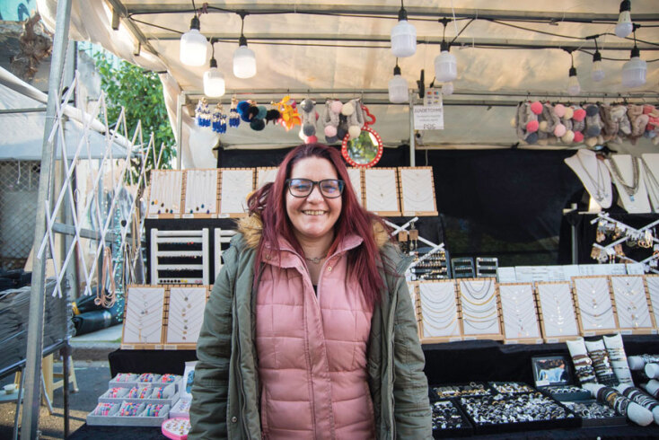 Η Ρέα Μαρκοπούλου έχει πάγκο με κοσμήματα και πολλά από αυτά είναι χειροποίητα ©Θανάσης Καρατζάς