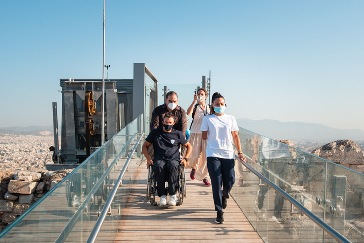 Μέλη της Παραολυμπιακή Ομάδας στο νέο αναβατόριο της Ακρόπολης