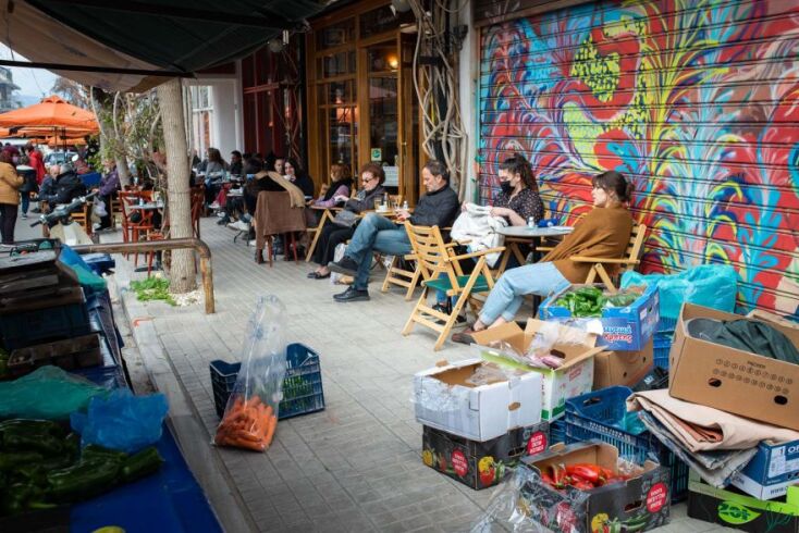 Μετά τη λαϊκή, κάθεσαι για καφέ σε ένα από τα πολλά στέκια του δρόμου 