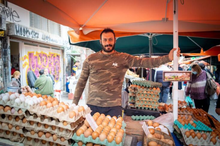 Ο Άγγελος Κούρσος πουλάει αυγά στη λαϊκή της Καλλιδρομίου εδώ και 25 χρόνια 