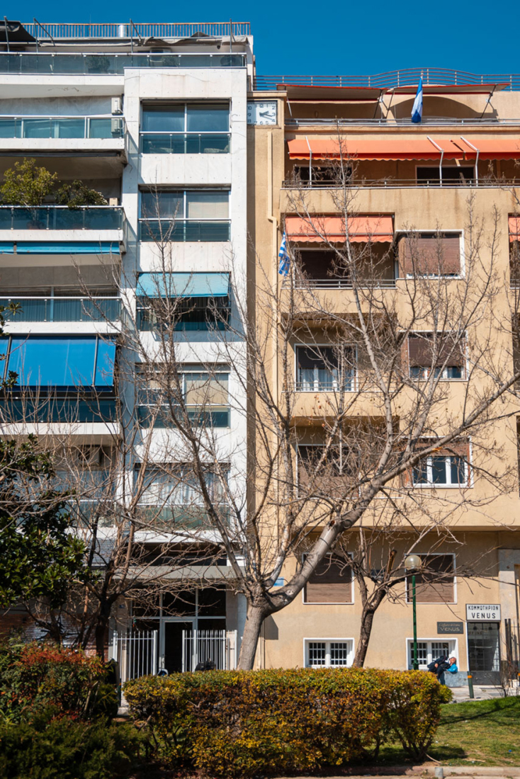 Η πολυκατοικία Σαββίδη, στη συμβολή των οδών Πατησίων και Αλεξάνδρας, με το ρολόι στον πέμπτο όροφο