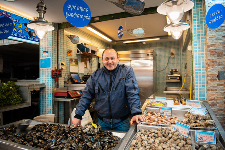 Λαϊκή αγορά Καλλιθέας - Ο κ.Λάμπρος στον πάγκο με τα όστρακα 