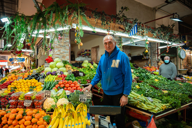 Λαϊκή αγορά Καλλιθέας - Ο κ. Χατζικίδης στο μανάβικό του