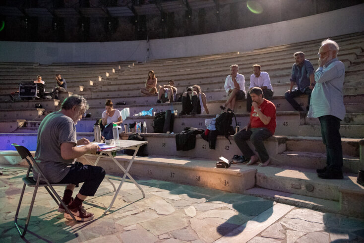 perimenontas ton gkonto