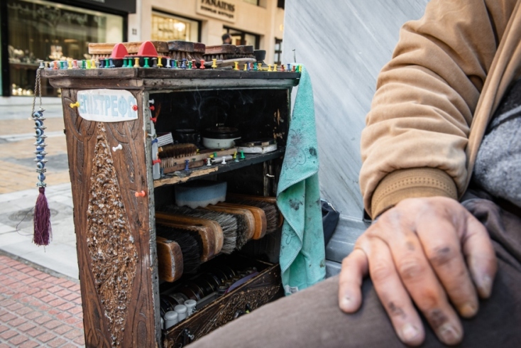 Ο κύριος Σάκης Βογιατζής μιλά για την καθημερινότητά του ως λουστραδόρος στη Βουκουρεστίου