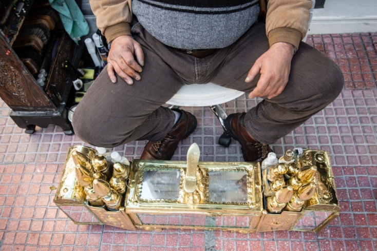 Ο κύριος Σάκης Βογιατζής μιλά για την καθημερινότητά του ως λουστραδόρος στη Βουκουρεστίου