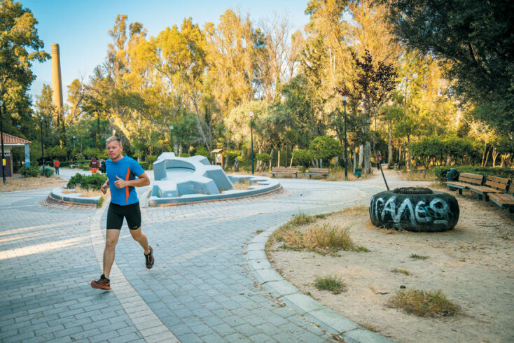 Άνδρας τρέχει μέσα στο Δημοτικό Άλσος Αιγάλεω (Μπαρουτάδικο)
