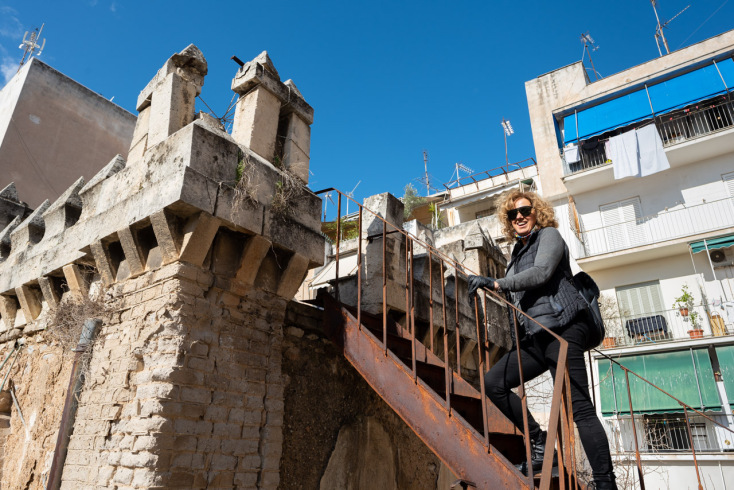 Η Σίλια Καλλιμάνη, σημερινή ιδιοκτήτρια του Κάστρου της οδού Θήρας