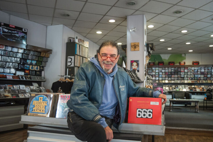 Ο Σιδεράς δίπλα στο θρυλικό "666" στο δισκοπωλείο Imantas, © Θανάσης Καρατζάς