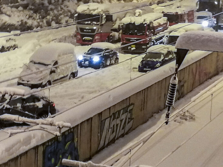 Εγκλωβισμένοι οδηγοί στα χιόνια στην Αττική Οδό