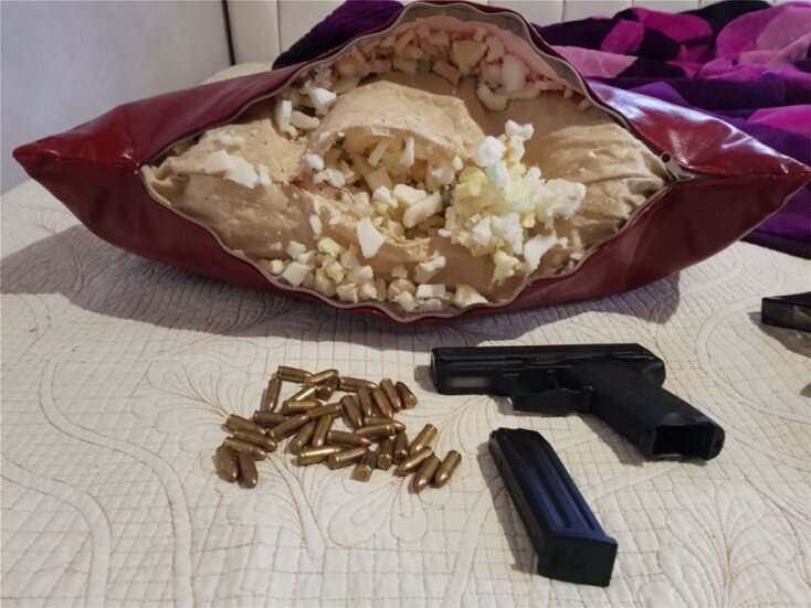 Το υπηρεσιακό όπλο αστυνομικού που είχαν αφαιρέσει από αυτοκίνητο τα μέλη της σπείρας στην Αττική