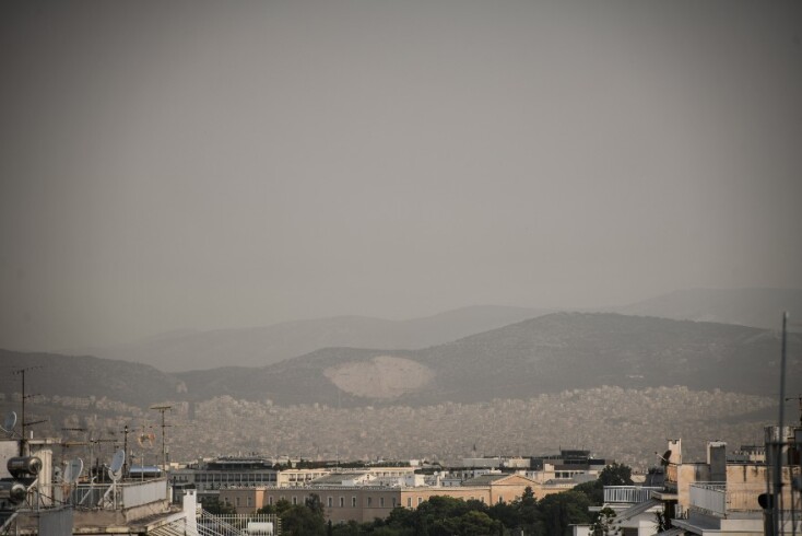 Αττική: Σύννεφο καπνού πάνω από το λεκανοπέδιο 