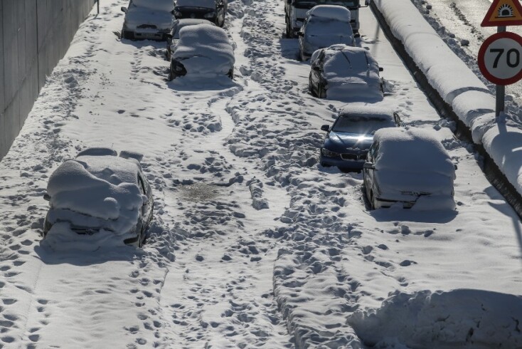 Αττική Οδός: Παραμένουν σκεπασμένα στο χιόνι εγκλωβισμένα οχήματα