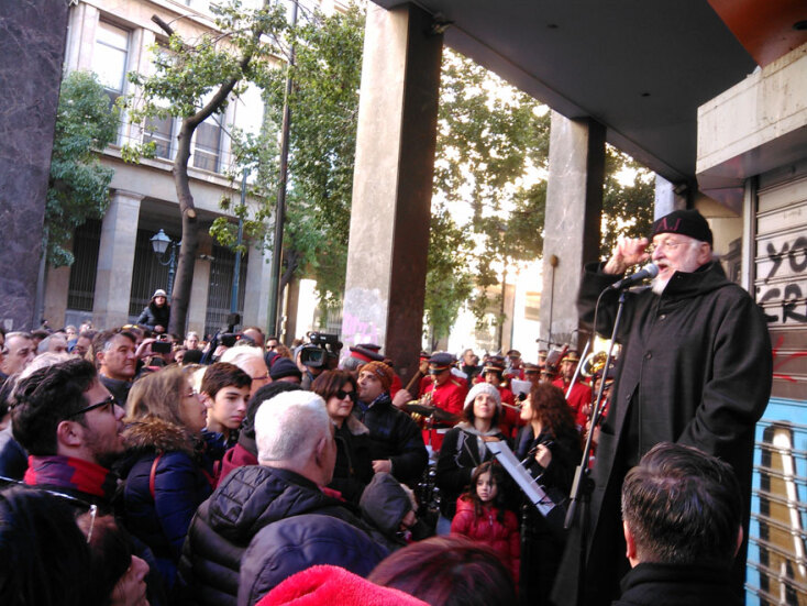 24.12.2016 Συναυλία Δ. Σαββόπουλου έξω από τους καμένους κινηματογράφους
