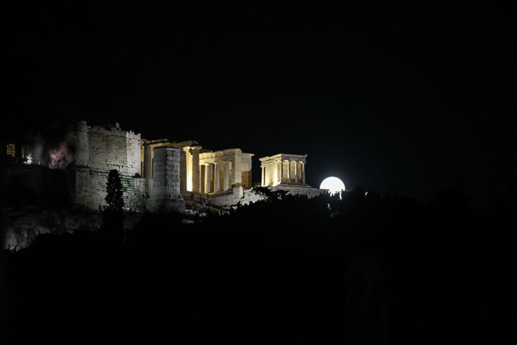 Η Αυγουστιάτικη Πανσέληνος ξεπροβάλλει δειλά πίσω από τον Ιερό Βράχο της Ακρόπολης
