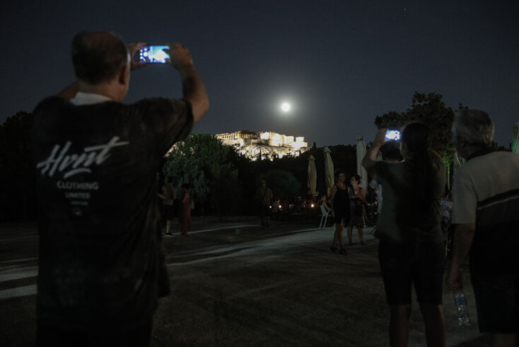 Αυγουστιάτικη Πανσέληνος: Κάτοικοι και επισκέπτες της Αθήνας θαυμάζουν το Φεγγάρι και βγάζουν φωτογραφίες
