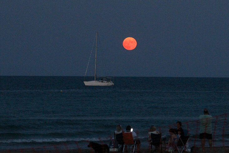 Η Αυγουστιάτικη Πανσέληνος ανατέλλει στη Λούτσα
