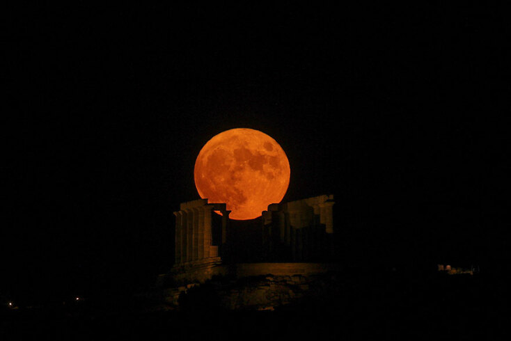 Αυγουστιάτικη Πανσέληνος: Αρκετοί κατηφόρισαν στο Σούνιο για να θαυμάσουν το Φεγγάρι