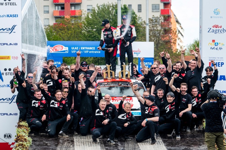 Μηχανικοί και οδηγοί γιορτάζουν τη νίκη του Kalle Rovanpera στο Ράλλυ Κροατίας