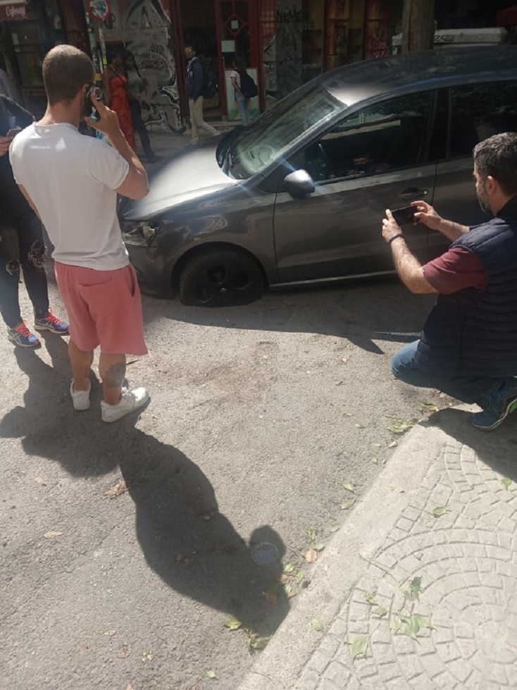 Αυτοκίνητο κολλημένο σε τρύπα στο κέντρο της Αθήνας