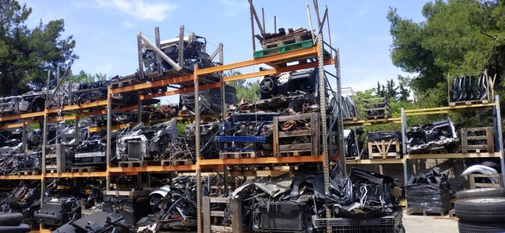 Εξαρτήματα αυτοκινήτων που έκλεβε η εγκληματική οργάνωση παραταγμένα μετά την κατάσχεση